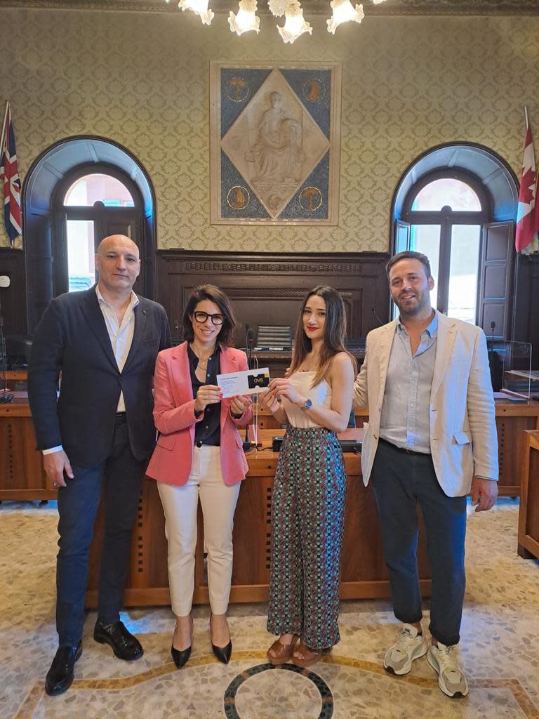 The consignment of gift vouchers for the population to the councilor for productive activities of the municipality of Ravenna, Annagiulia Randi. From left: Stefano Scabissi, OVS area manager; the councilor Annagiulia Randi, Cristina Grasso and Maurizio Sciacca, directors of the OVS stores in Ravenna.