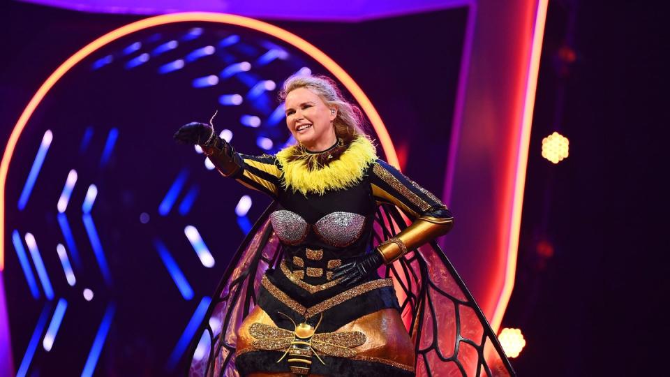 Schauspielerin Veronica Ferres im Bienenkostüm.