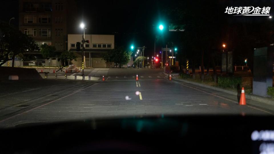 圖為舊隔熱紙的夜間行車視野示意圖。(攝影/ 劉家岳)