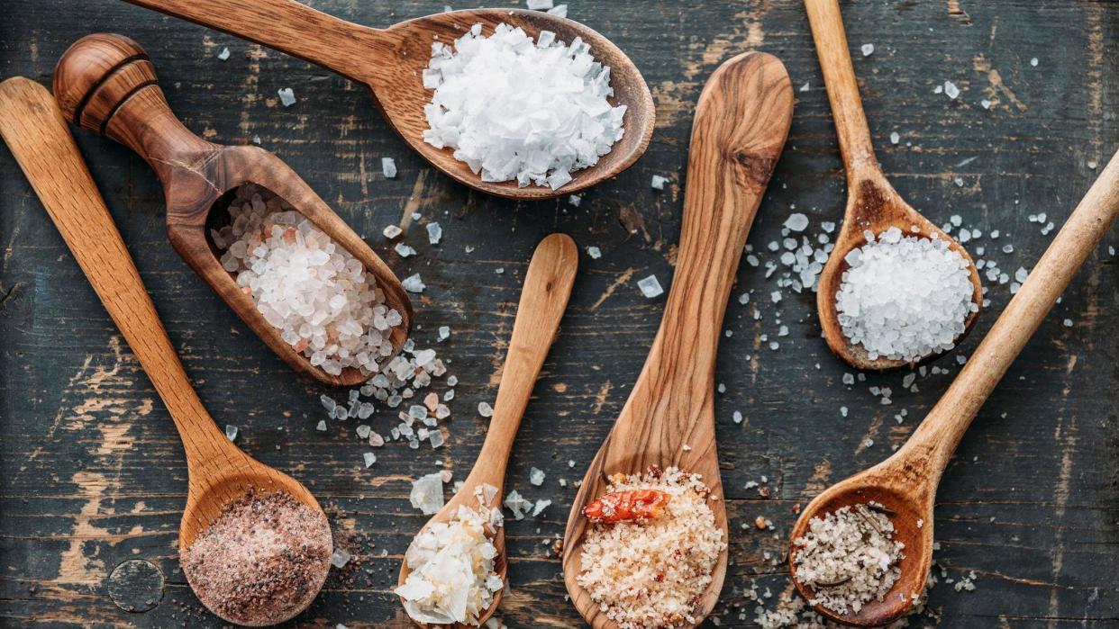 Diferentes tipos de sal en cucharitas de madera