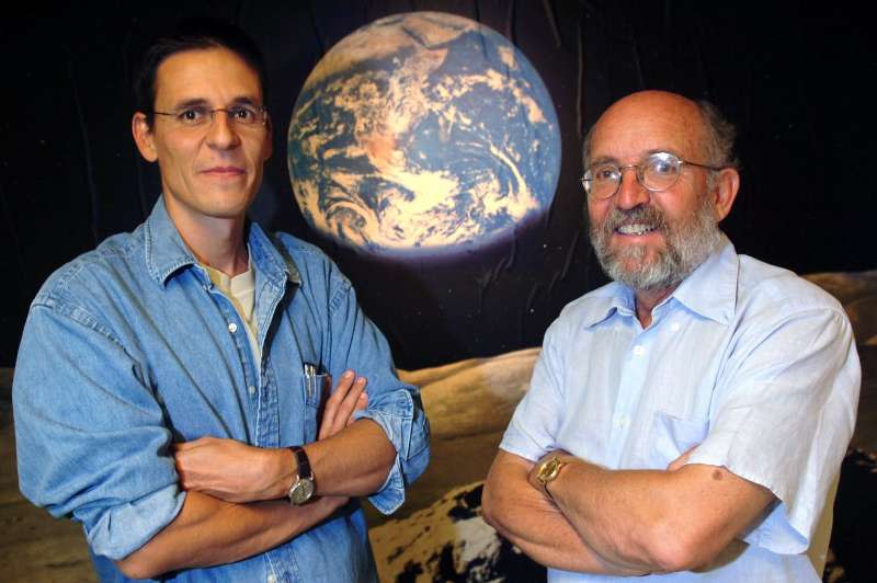 2019年諾貝爾物理學獎得主、瑞士天文學家奎洛茲（左）與麥耶（右）。（AP）