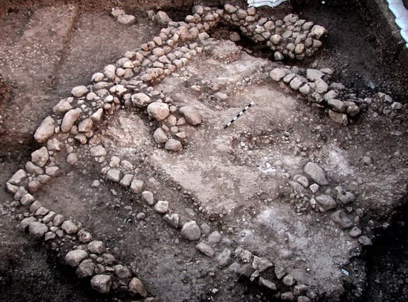 This image shows the 10,000-year-old house, the oldest dwelling to be unearthed to date in the Judean Shephelah.