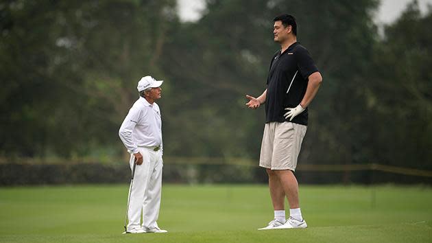 Yao Ming towers over Gary Player