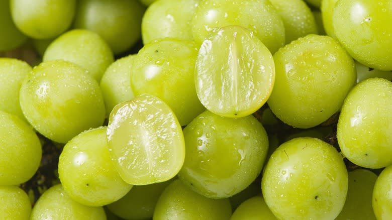 sliced seedless green grapes