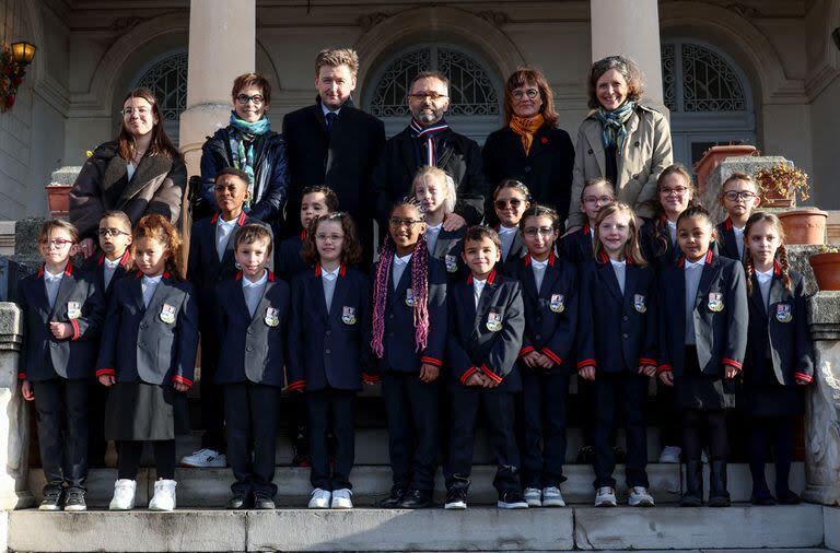 El alcalde de Beziers, Robert Menard, posa junto a alumnos de una escuela pública