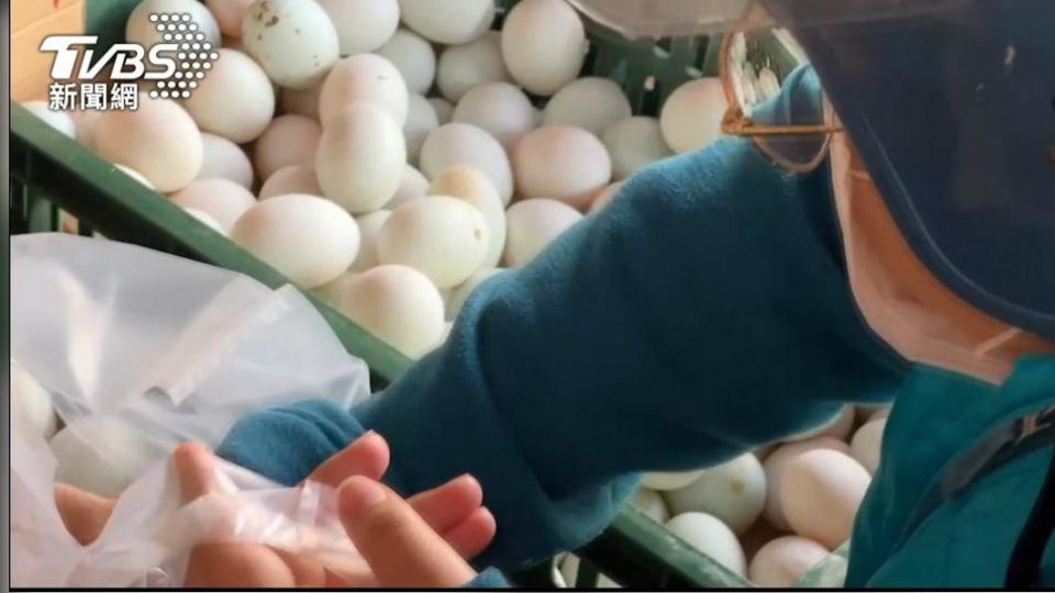 陳吉仲表示，目前雞蛋日產量在 11.4萬箱左右，預計二月下旬會逐漸開始回穩。（圖／TVBS）