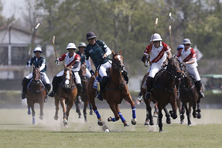 Hilario Ulloa ante otro jugadorazo, Juan Martín Nero, con Pablo Mac Donough (izquierda) detrás; La Hache le ganó al fuerte La Irenita en el estreno en San Isidro.