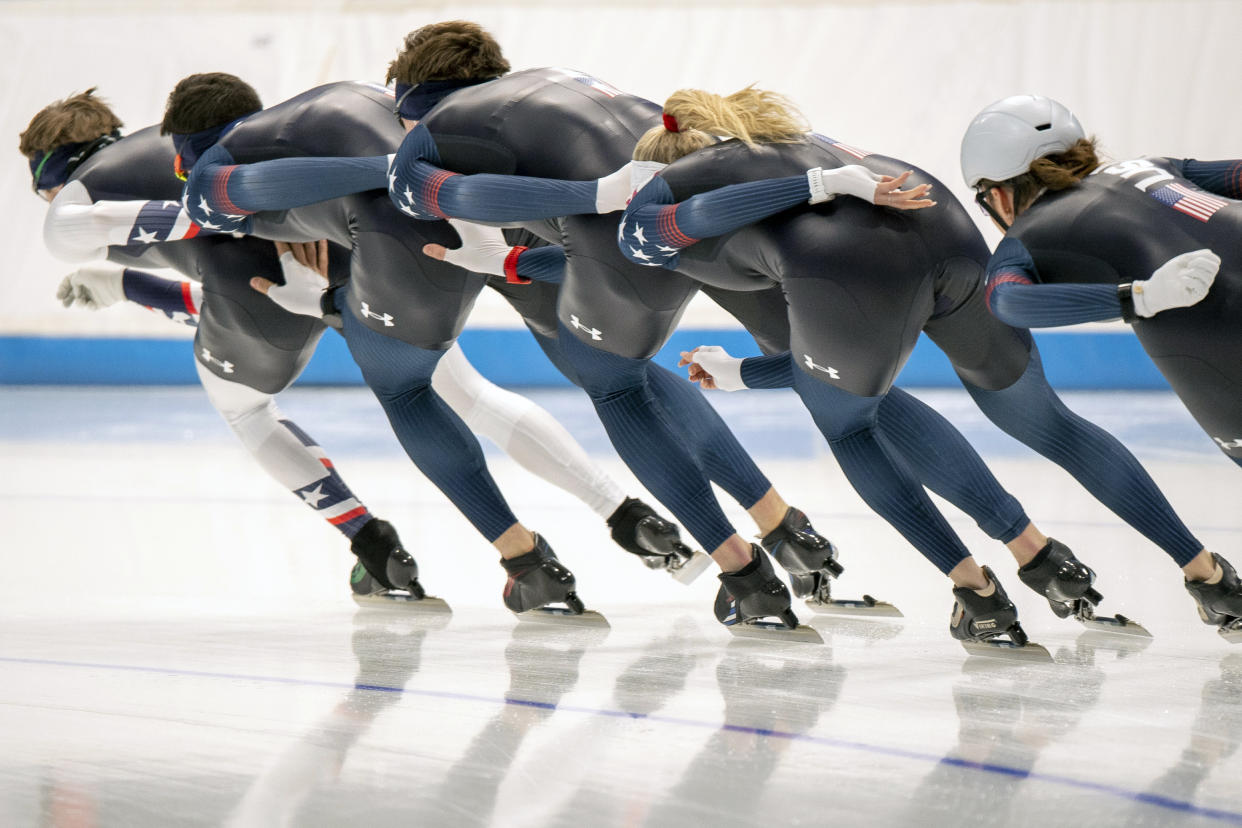 Patinadores estadounidenses practican en Beijing el miércoles 2 de febrero de 2022. Algunos equipos nacionales, entre ellos el de Estados Unidos y el de Canadá, han advertido a sus atletas de los posibles riesgos legales de alzar la voz. (James Hill/The New York Times)