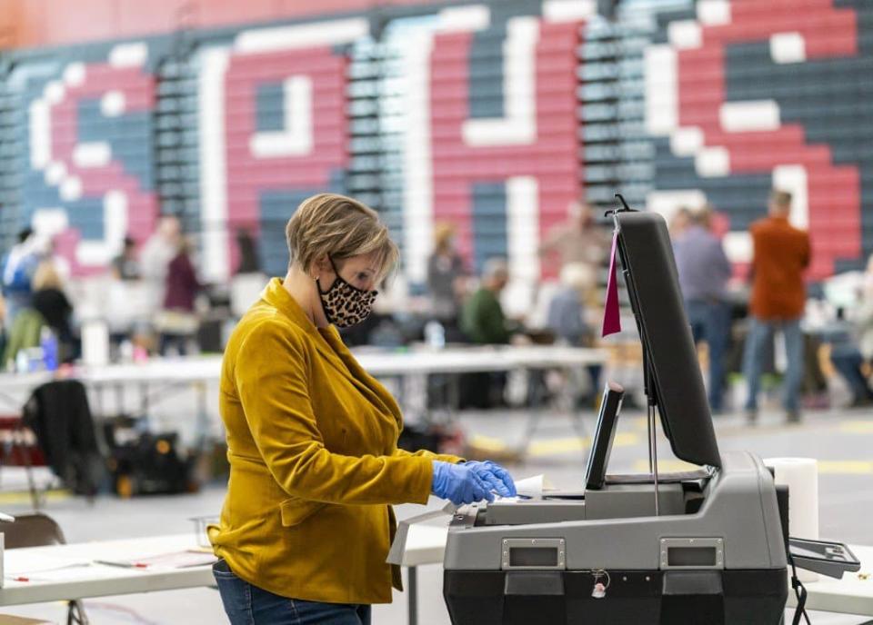 Une personne travaillant dans un bureau de vote à Sun Prairie dans le Wisconsin le 3 novembre 2020. - Andy Manis