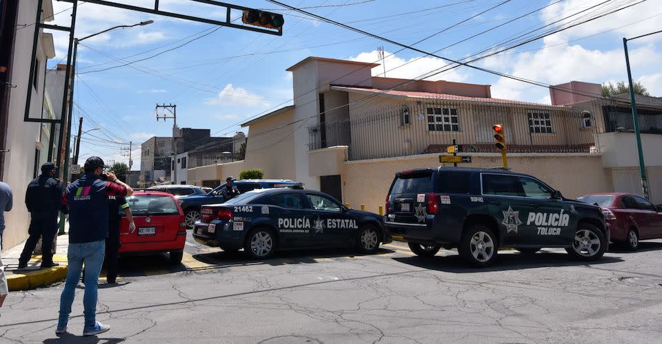 Casa rodeada de policías por el asesinato de Miranda Cardozo