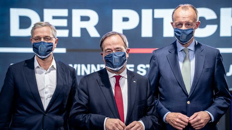 Die drei Kandidaten für den Bundesvorsitz der CDU, Armin Laschet (Mitte), Friedrich Merz (rechts) und Norbert Röttgen (links) stehen nach einem Mitglieder-Talk der Jungen Union nebeneinander. Foto: dpa