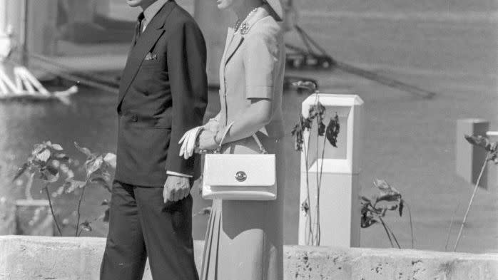 le prince akihito et son épouse michiko en 1975