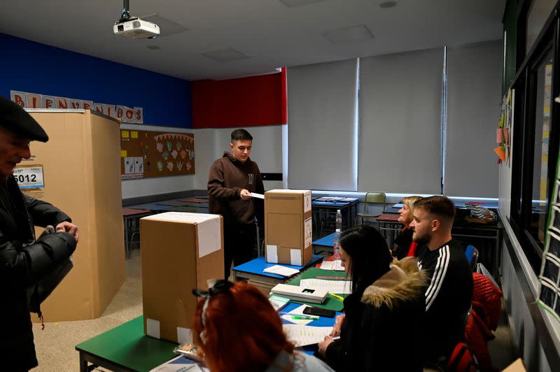 Jóvenes argentinos miran al abismo político en elecciones presidenciales