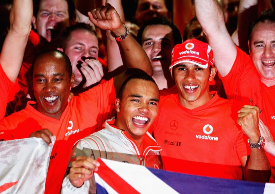 Nicolas Hamilton junto con su hermano y su padre el día que Lewis ganó el campeonato mundial de F1 en 2008 (Getty)