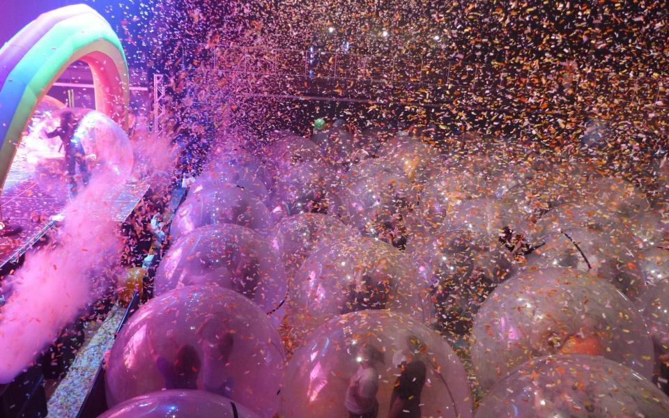 Flaming Lips give a socially-distanced "Space Bubble" concert, using individual inflatable bubbles to avoid the spread of coronavirus - FLAMING LIPS/WARNER MUSIC