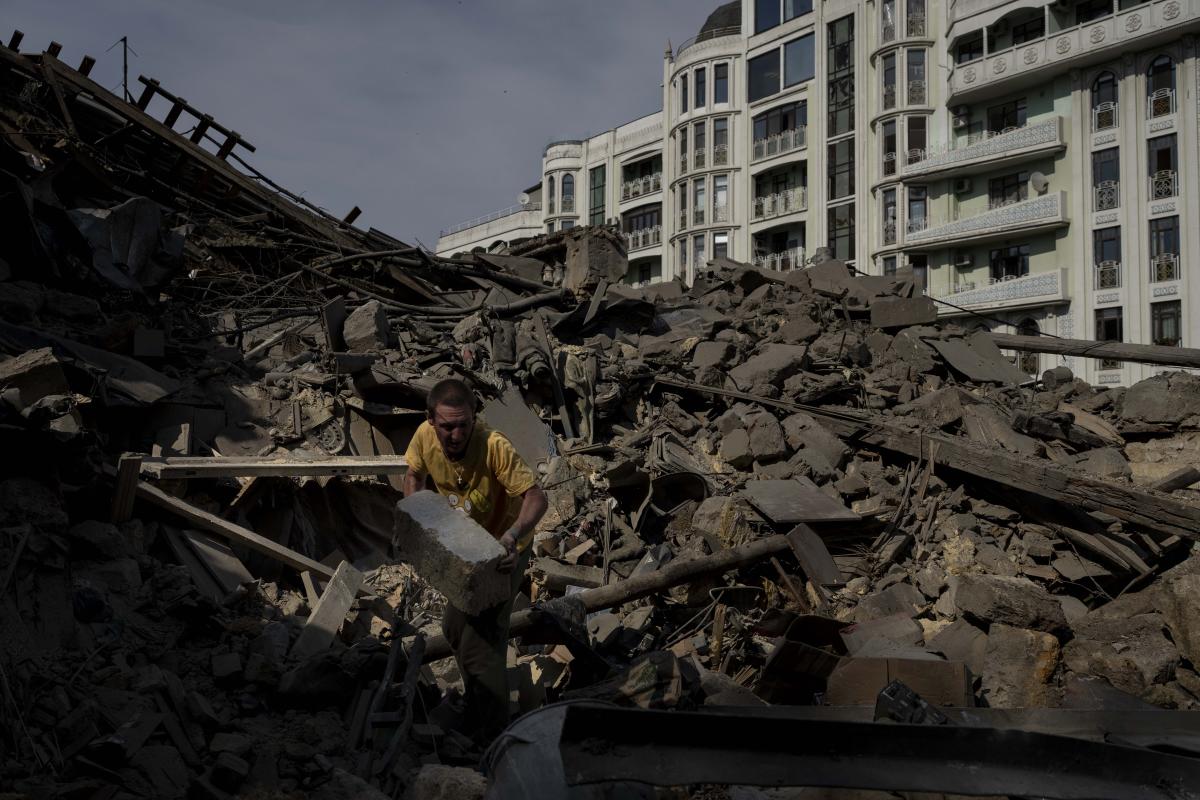 В українському портовому місті Одеса зростає гнів після того, як російські бомбардувальники вдарили по цінних історичних місцях