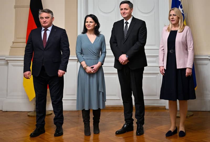 Germany's Foreign Minister Annalena Baerbock (2nd L) meets with Zeljko Komsic (L), Chairman of the Presidency of Bosnia-Herzegovina (BIH), during her visit to Bosnia-Herzegovina. Soeren Stache/dpa