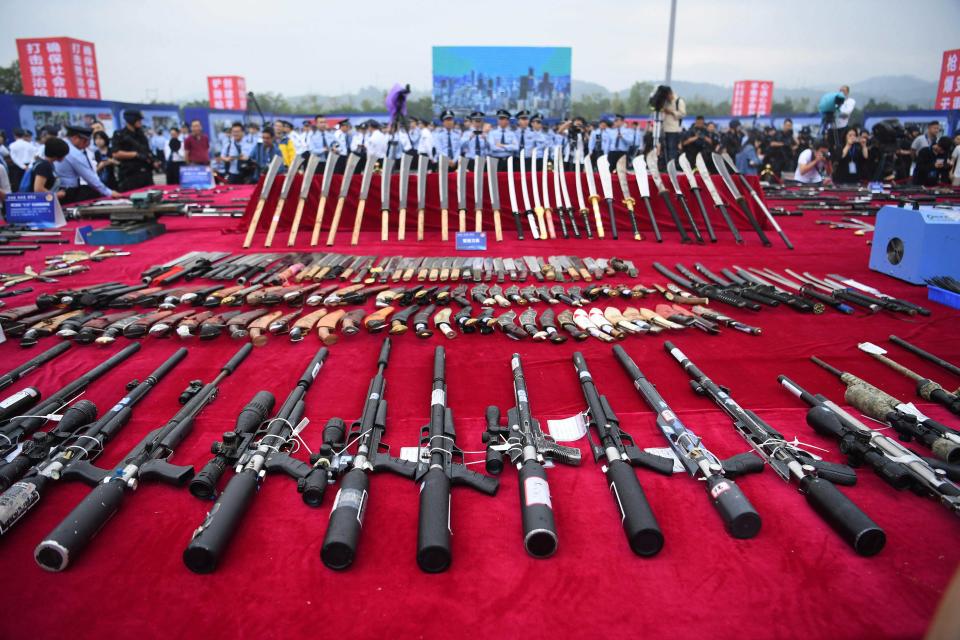 <p>China. Die chinesische Polizei beschlagnahmte über 140 000 illegale Waffen und Sprengsätze in 146 Städten Chinas. Diese wurden am Donnerstag von der chinesische Polizei öffentlich zerstört. Organisiert wurde das Event vom chinesischen Ministerium für Sicherheit. (Bild: Chen Chao/China News Service/VCG via Getty Images) </p>