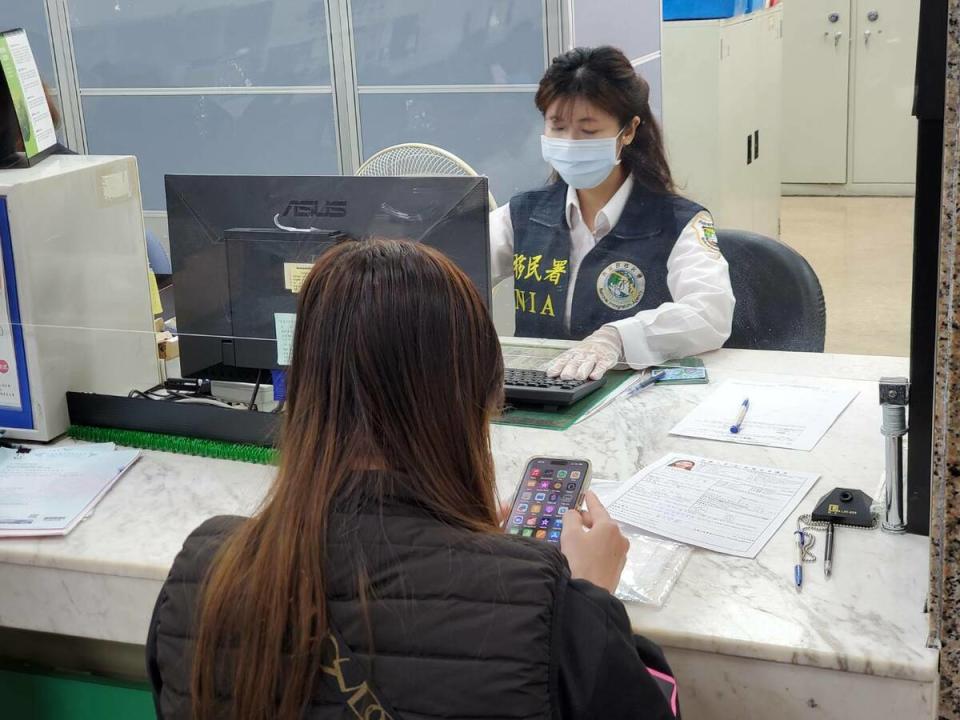 移民法修法後施行的第1天，越配小美（化名）趕到移民署臺北市服務站順利辦理送件申請。   圖：移民署提供