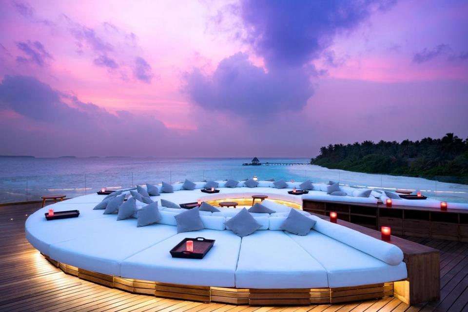 Sunset at Sky Bar's lounge (Anantara Kihavah)