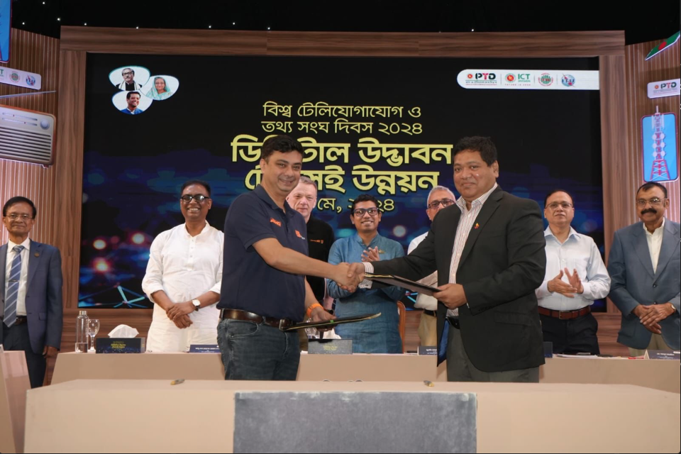 The MoU was signed during a ceremony which marked World Telecommunication and Information Society Day in Bangladesh, attended by Zunaid Ahmed Palak, the Minister of State for Posts, Telecommunications and Information Technology, and Engineer Md Mohiuddin Ahmed, Chairman of the BTRC as well as the officials of Banglalink and Robi.