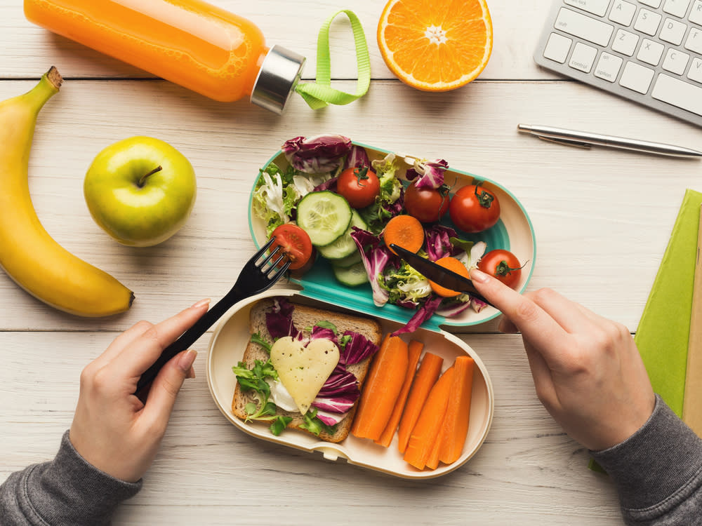 Ausgewogene Ernährung bei der Arbeit ist wichtig. (Bild: Prostock-studio / Shutterstock.com)