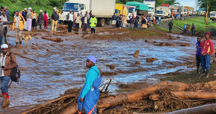 肯亞內羅畢的一座大壩坍塌，洪水沖毀房屋和車輛，引發嚴重災情。（圖／達志／美聯社）