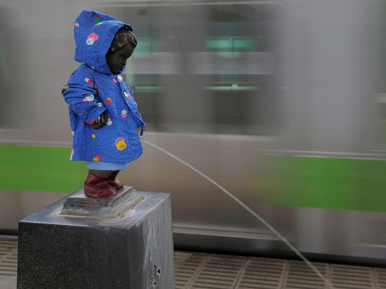 A statue of a little boy urinating