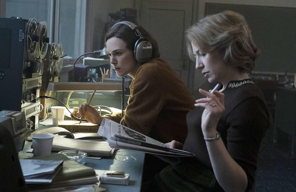 (L-R): Keira Knightley as Loretta McLaughlin and Carrie Coon as Jean Cole in 20th Century Studios' BOSTON STRANGLER