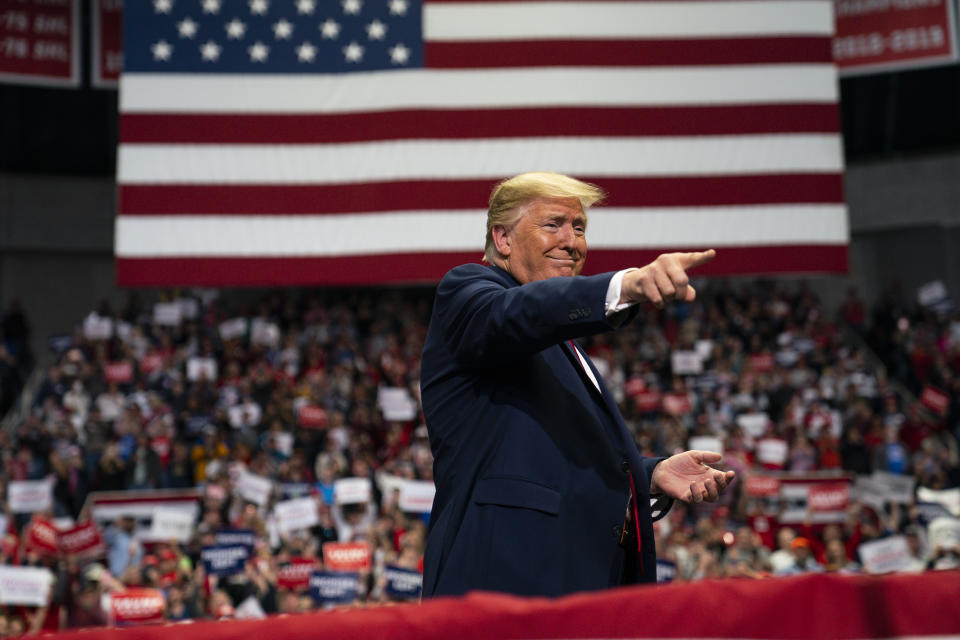 El president Donald Trump volverá a sentir el baño de masas en Tulsa, Oklahoma, en lo que será su primer mitin de campaña desde que inició la crisis del Covid-19. Eso mientras en esa ciudad y en otras partes de EEUU los casos de contagio de coronavirus están al alza. (AP Photo/Evan Vucci)