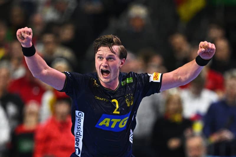 Sweden's Jonathan Carlsbogard cheers after the 2024 EHF European Men's 3rd place Handball match between Sweden and Germany at Lanxess Arena. Tom Weller/dpa