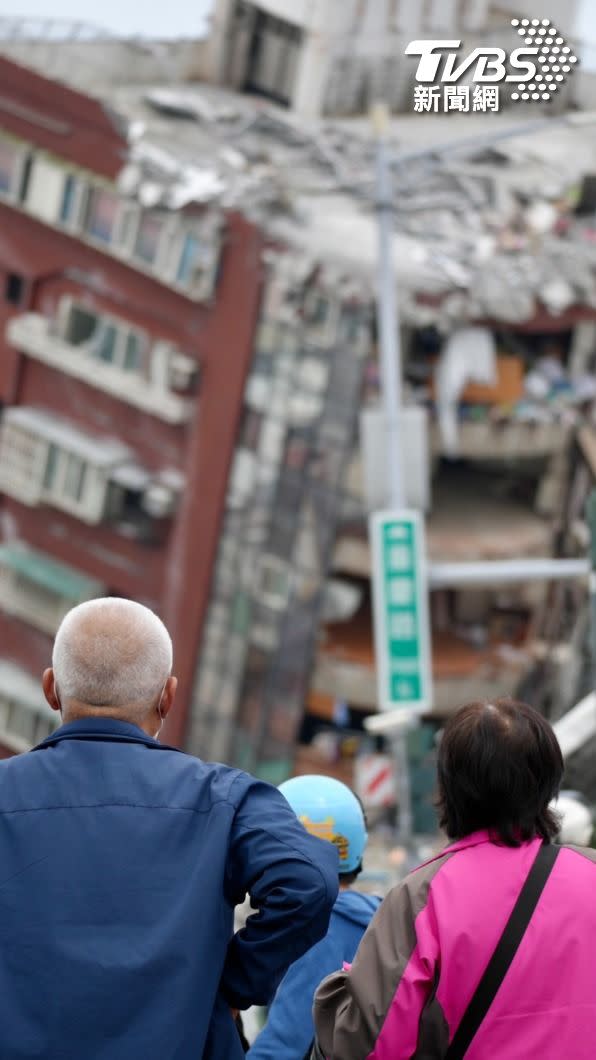 大樓住戶無奈看著家園便廢墟。（圖／區國強攝）