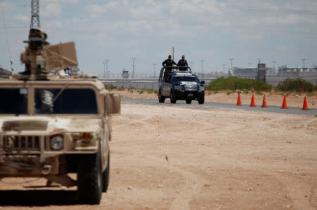 Federal forces keep watch on the perimeter of a high security prison where drug lord Joaquin "El Chapo" Guzman is imprisoned in Ciudad Juarez, Mexico, May 20, 2016. REUTERS/Jose Luis Gonzalez