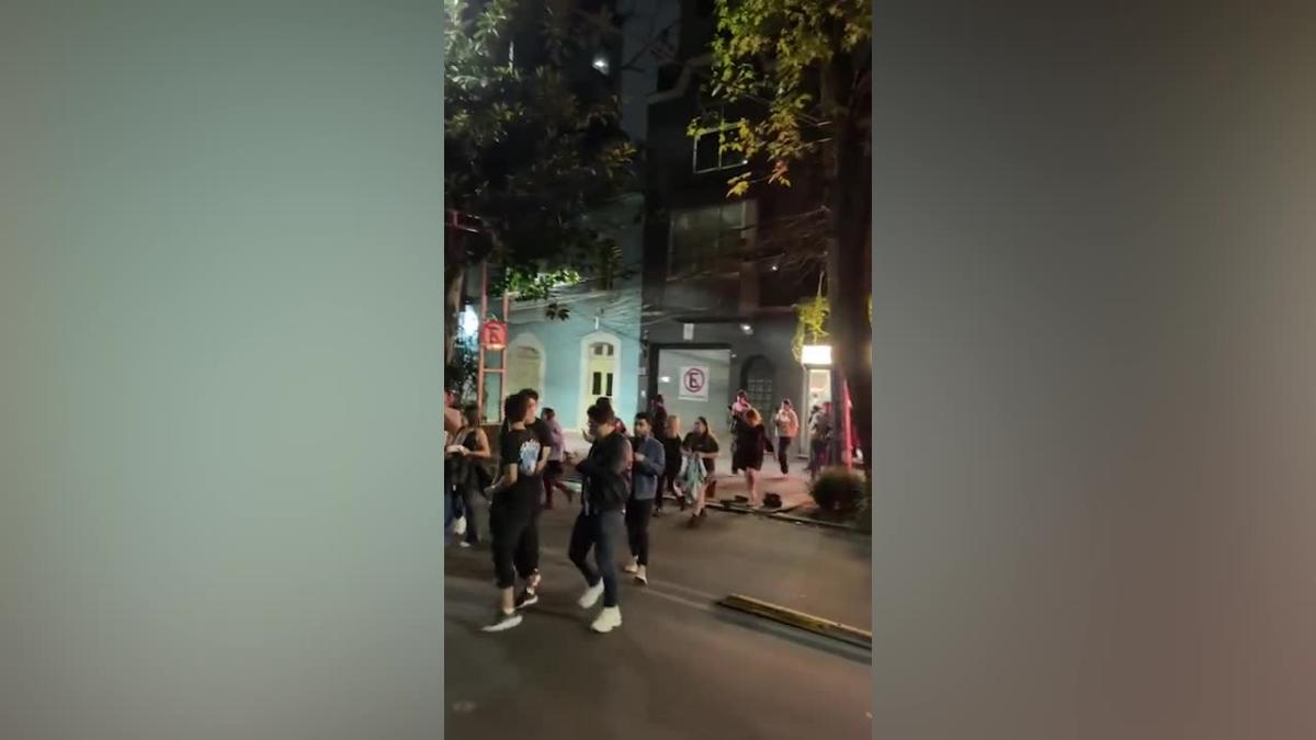 Des habitants terrifiés affluent dans la rue alors qu’un séisme de magnitude 6,8 frappe le Mexique