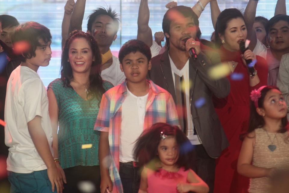 Manny Pacquiao stands on stage with his wife Jinkee and kids Emmanuel Jr. "Jimuel", Michael, Princess  and Queen Elizabeth and GMA talents. (George Calvelo/NPPA Images)