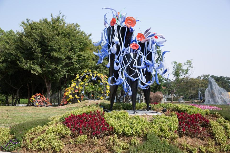 全台首座琉璃公園就在豐原葫蘆墩園區內，豐富的琉璃藝術作品，白天黑夜都有不同風貌。 （台中市政府提供）