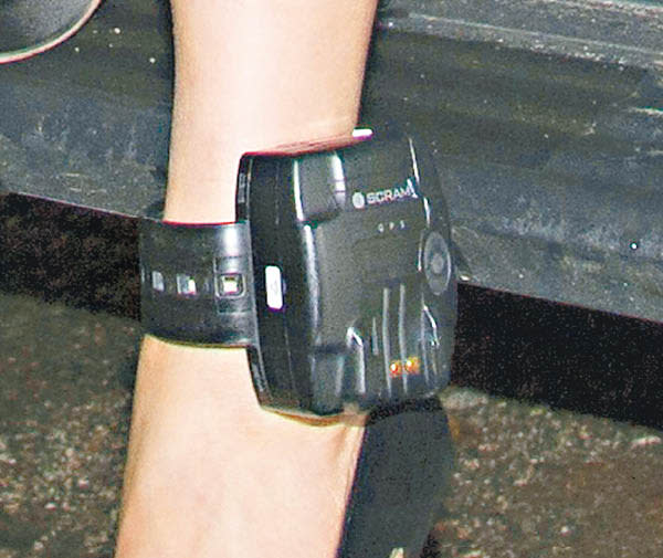 孟晚舟於加拿大保釋期間，規定要戴上內置GPS功能的電子腳鐐。