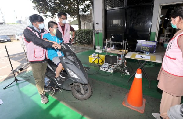 今年課程中新增了機動車輛的噪音檢測內容。   圖：新北市環保局提供