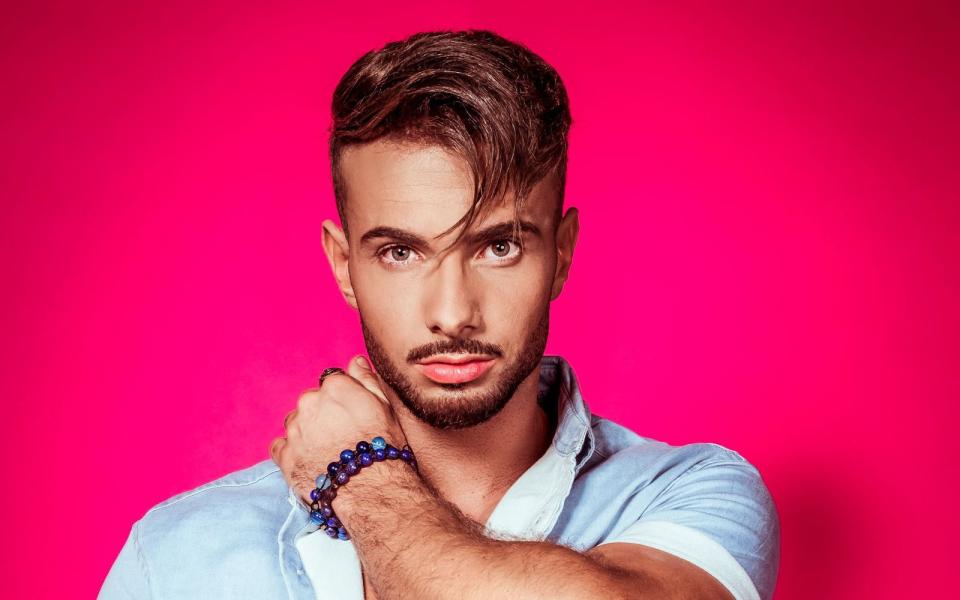 Zu "Love Island" kam Julian Diebold übrigens bereits mit Datingshow-Erfahrung. 2017 kämpfte er um die Gunst von "Bachelorette" Jessica Paszka. Diese Mission lief allerdings denkbar ungünstig: Wie sich bei ihrer ersten Begegnung herausstellte, war Evangelos der Ex-Freund von Paszkas bester Freundin. Die Quittung: Evangelos musste in der ersten Nacht der Rosen gehen. (Bild: RTL II / Stefan Behrens)