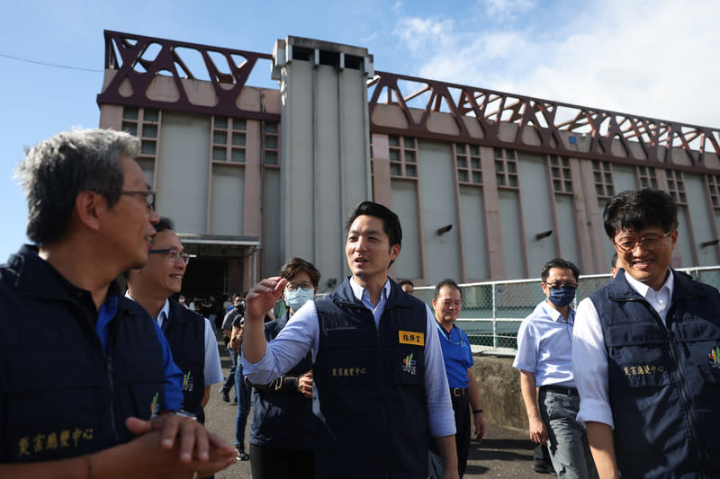 台北市長蔣萬安（中）26日表示，北北基桃4縣市將共同評估討論明天是否停班、停課，並在傍晚一起宣布。圖為蔣萬安25日到建國抽水站及總管理中心視察。（中央社）