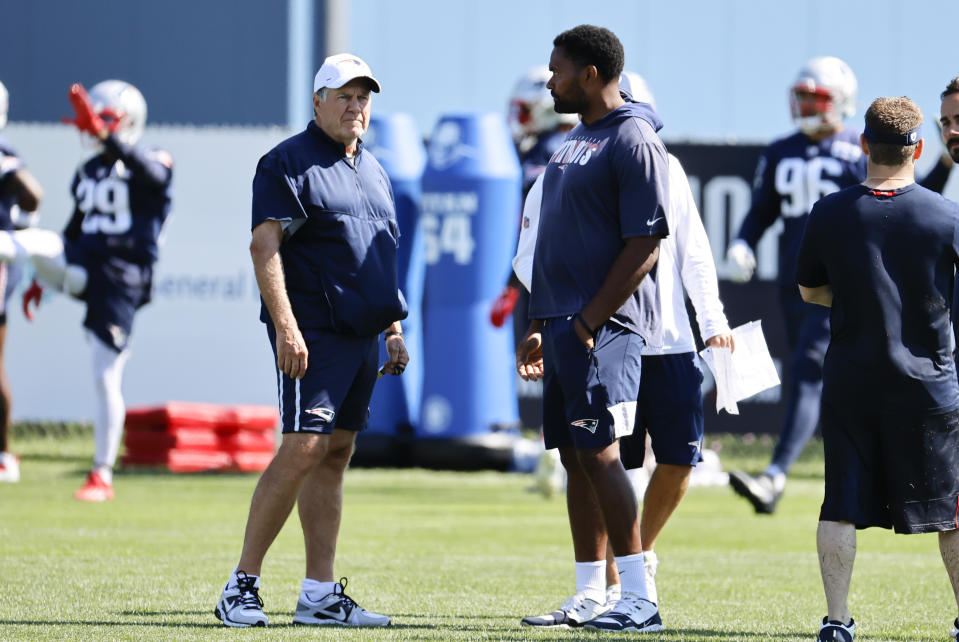 Jerod Mayo (derecha) fue jugador y entrenador asistente bajo las órdenes de Bill Belichick (izquierda). Ahora lo sucederá como entrenador ne jefe. (Photo by Fred Kfoury III/Icon Sportswire via Getty Images)