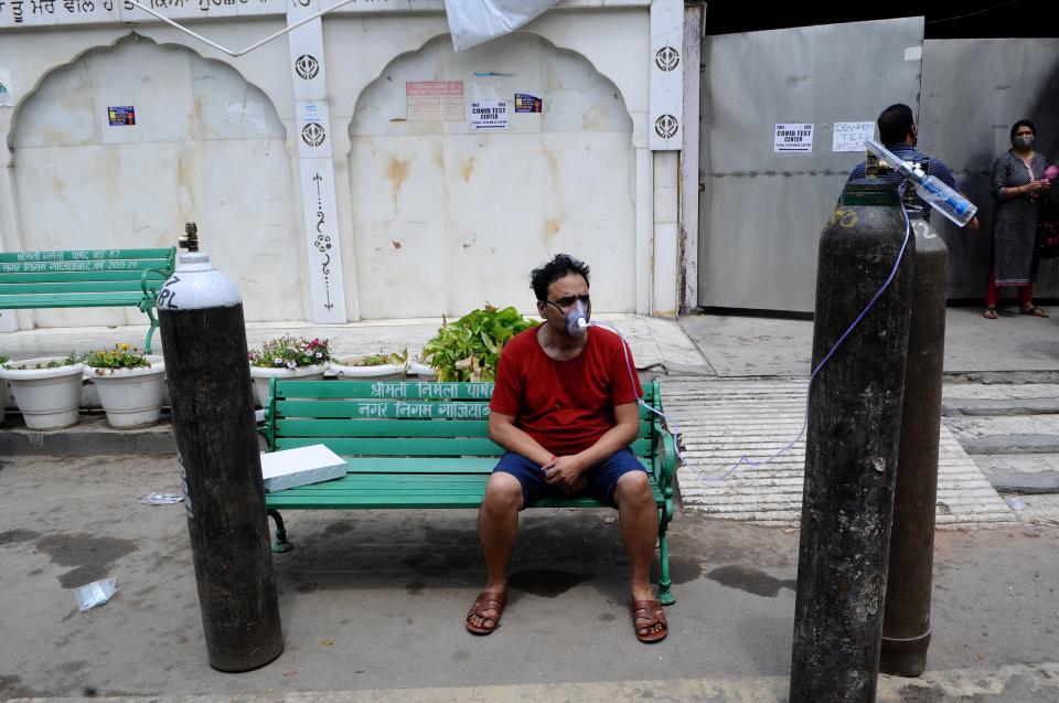 Un paciente de Covid-19 recibe oxígeno en el lugar proporcionado por la Organización Sikh en Gurdwara en Indirapuram, Ghaziabad, Uttar Pradesh (Anadolu Agency via Getty Images)