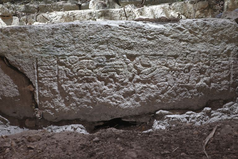 Un relieve tallado en un bloque de piedra reutilizado en una escalera de un edificio en Ocomtún.