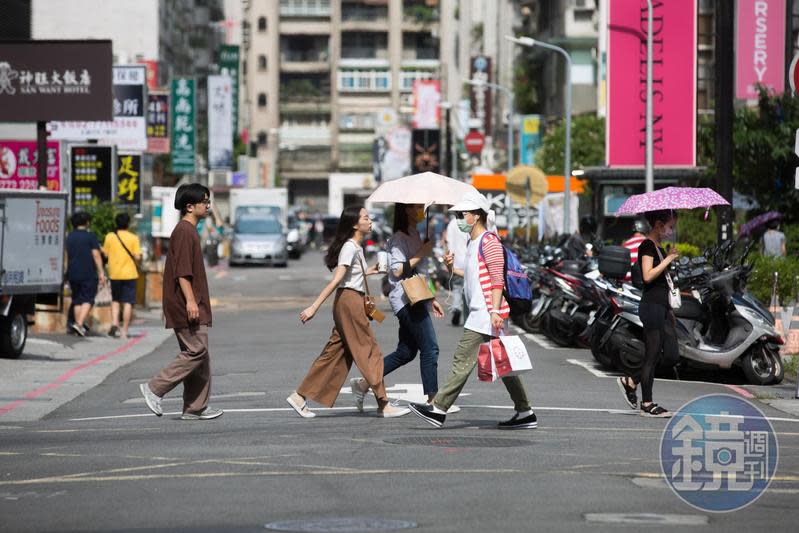 今（13日）各地天氣大多雲到晴，高溫看上36度，各地紫外線都是紅色過量級以上。（資料照）