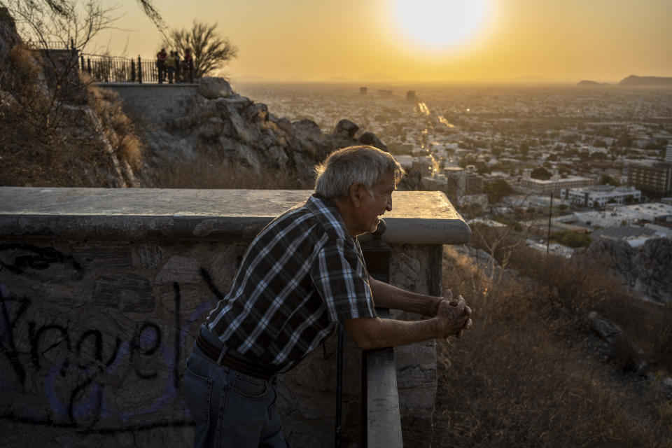 Rubén Anaya observa la puesta de sol desde el Cerro de la Campana en Hermosillo, México, el miércoles 28 de junio de 2023. (César Rodríguez/The New York Times)