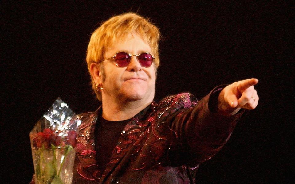 Im Jahr 2000 outete sich Elton John als kaufsüchtig. Innerhalb von 20 Monaten habe er damals 40 Millionen Pfund nur beim Shoppen ausgegeben - beinahe 300.000 Pfund alleine für frische Blumen. (Bild: Chris McGrath /Getty Images)