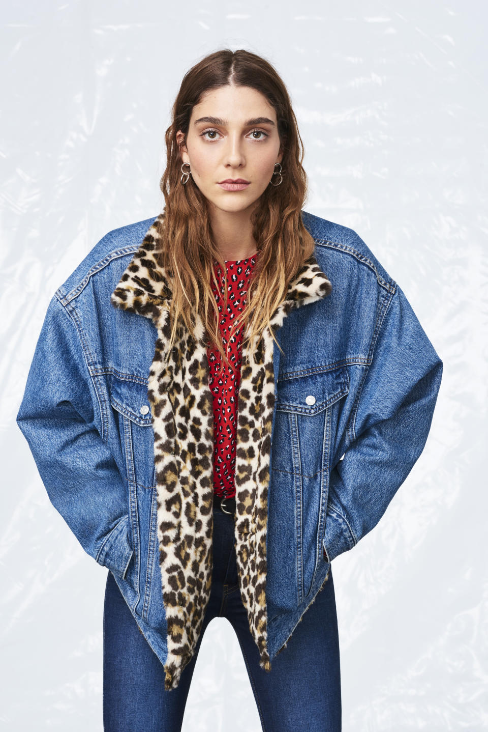 Ein Model trägt eine Jeans-Jacke im 80er-Jahr-Stil mit dem Namen "Sherpa Trucker Jacket" aus der Kollektion Herbst/Winter 2019 von Levi's. (Bild: -/Levi's/dpa)