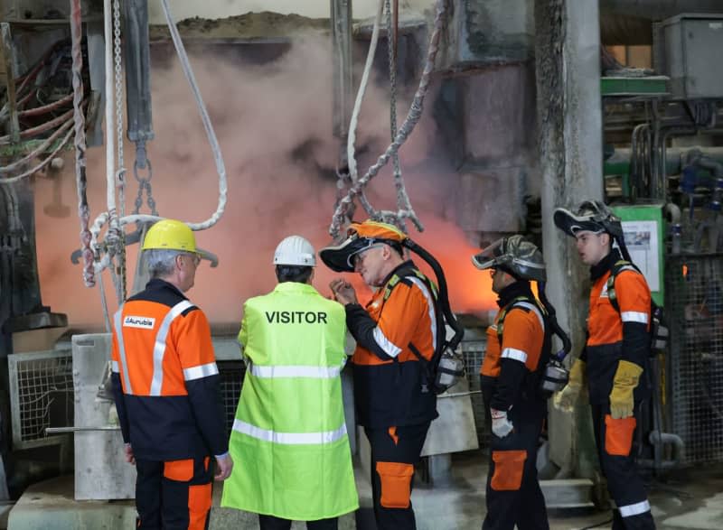 Robert Habeck (2nd L), Germany's Vice-Chancellor and Economy Minister, and Roland Harings (L), CEO of Aurubis AG, stand in front of a copper anode casting wheel during a plant visit at Aurubis AG. As part of a German-Canadian hydrogen partnership, Habeck is visiting Hamburg with a high-ranking delegation from the North American partner country. Christian Charisius/dpa