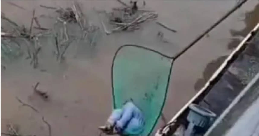 大陸湖南省永州市雙牌縣發生洪水，有名兒童竟被洪水沖入河道中，所幸被人用漁網打撈上岸。（圖／翻攝畫面）