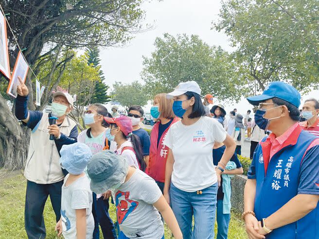 國民黨高雄市長參選人柯志恩（前排右二）11日到林園參與淨灘活動，與小朋友一同聆聽海洋教育課程。（洪靖宜攝）